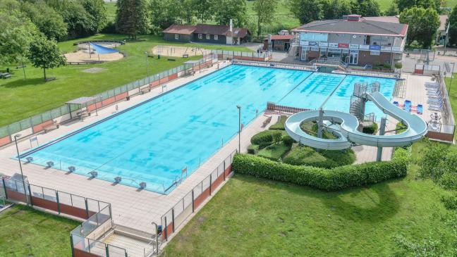 Mädchen im Freibad wiederbelebt
