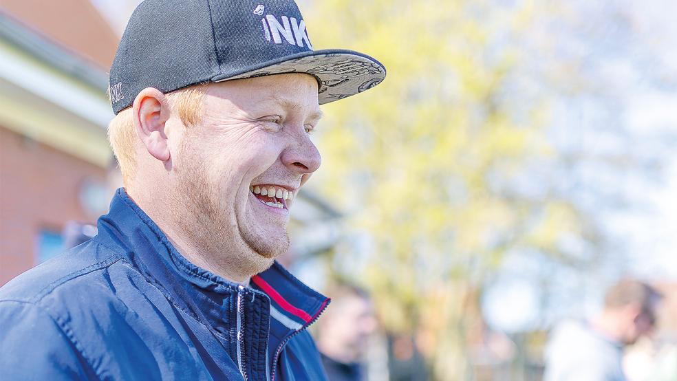 So steht er am Platzrand: Steffen Brauer begleitet die Spiele des TuS Weener am Handy mit dem Ticker von fussball.de. Später verwandelt er seine Einträge in Comics.  © Foto: Jungeblut