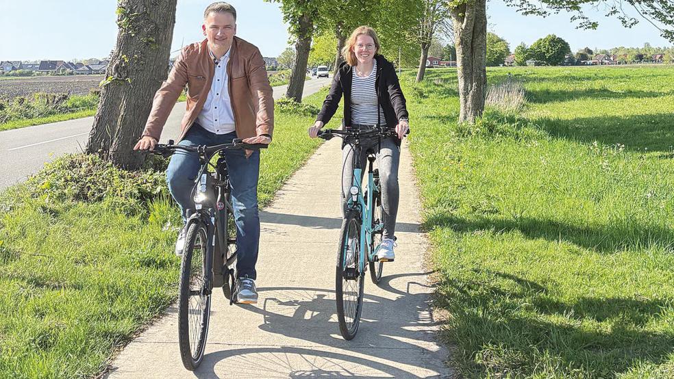 Bürgermeister Uwe Sap und Koordinatorin Wiebke Tülp hoffen bei der Aktion »Stadtradeln« auf viele Teilnehmende.  © Foto: privat