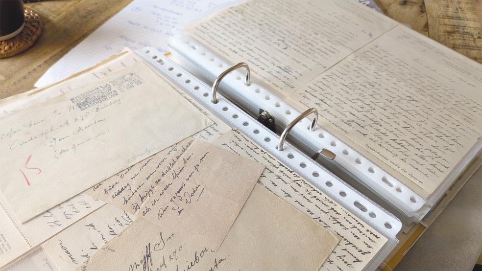 Historisch bedeutsamer Schatz: In einem Ringordner bewahrt Aleida Krüger-Smith aus dem niederländischen Nieuw Beerta in Klarsichthüllen die 25 Briefe auf, die ihr Großvater aus der Gefangenschaft an ihre Großmutter schrieb.  © Szyska
