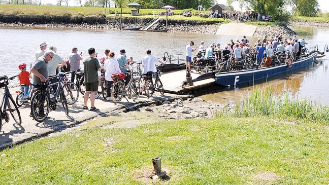 Tausende Menschen beim Pünten-Start