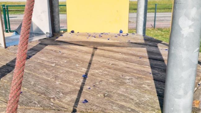 Scherben auf Spielplatz verteilt