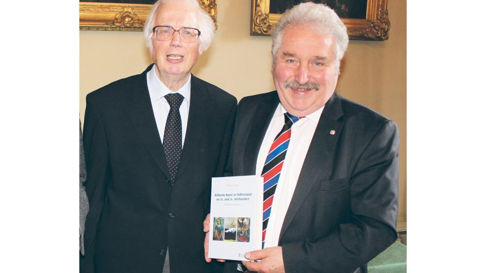 Kunstkenner Dr. Walter Baumfalk (links) mit Landschaftspräsident Rico Mecklenburg bei der Präsentation der Erstauflage seines Lexikons, das zwischenzeitlich vergriffen war.  © Foto: Jürgens 