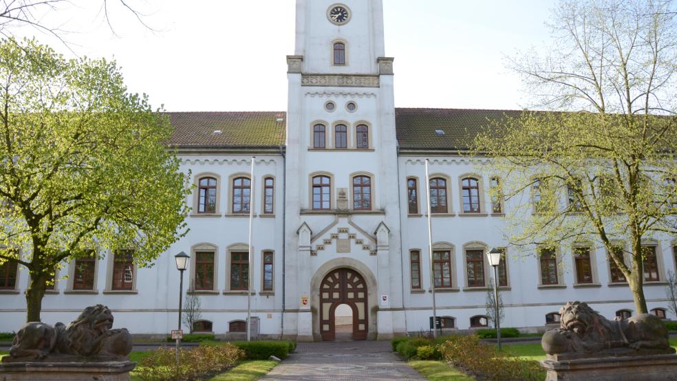 Nachdem das Landgericht Aurich die Angeklagten im vergangenen Jahr wegen des Brandes im Van-Ameren-Bad in Emden verurteilt hatte, stehen die beiden nun erneut in Aurich vor Gericht. © Foto: Hanken