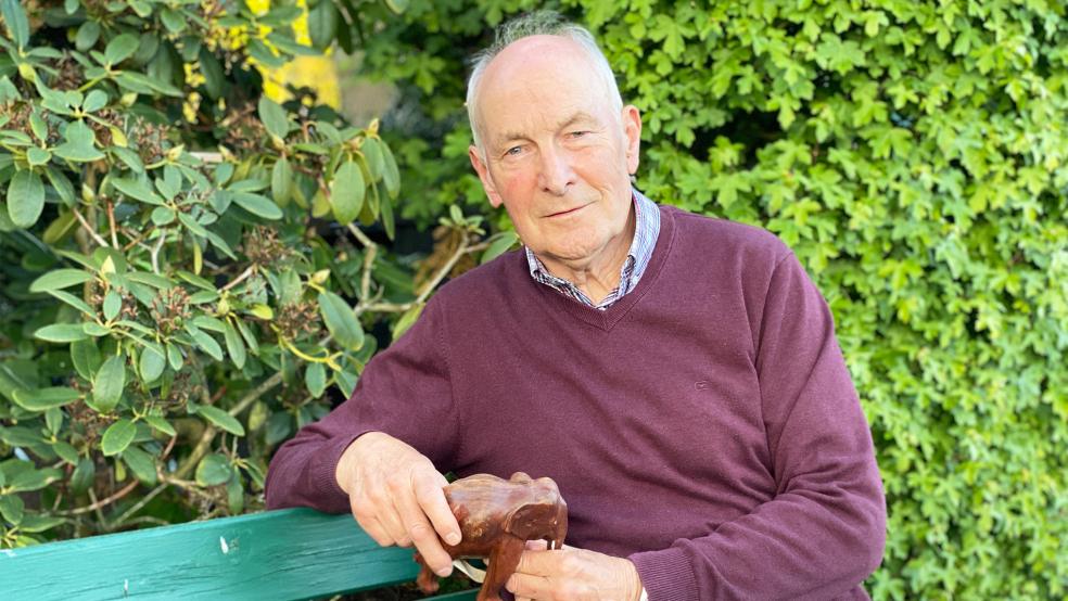 Siegfried Lammers (82) aus Rhede schrieb am 4. Mai 2005 Geschichte als erster Deutscher, der in der Grenzregion bei der niederländischen »Dodenherdenking« eine Rede hielt. Den hölzernen Elefanten erhielt er im Emmer Zoo zum Abschied als Vorstandsmitglied der EDR.  © Foto: Kuper