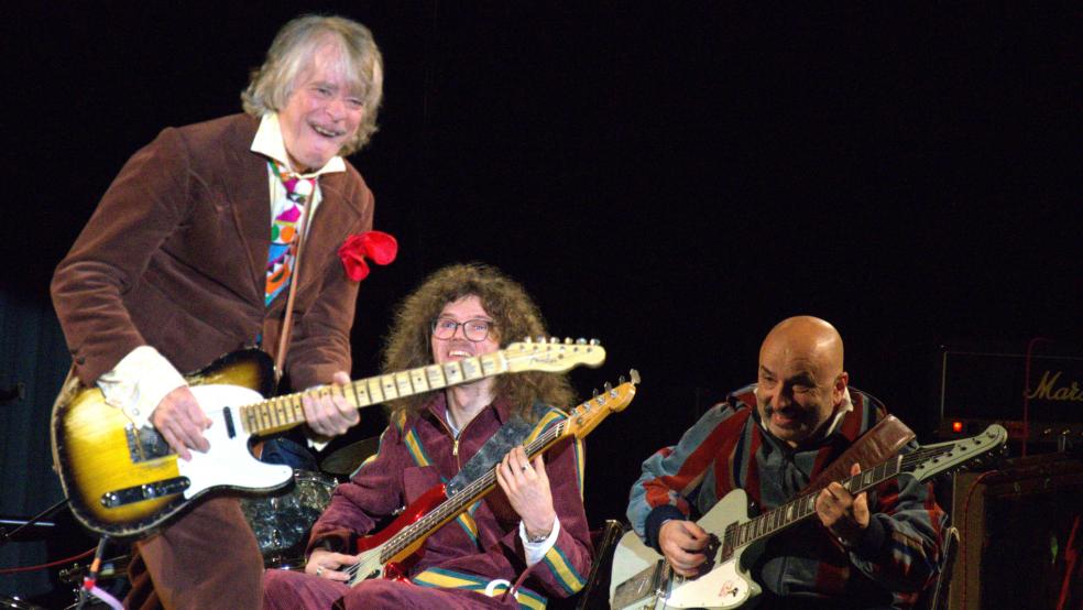 Helge rockt. In bester Hendrix- und Chuck Berry-Manier fegt Helge Schneider über die Bühne der Sparkassen-Arena. Rechts neben ihm: Bassist Leo Richartz und Gitarrist Sandro Giampietro. © Hanken