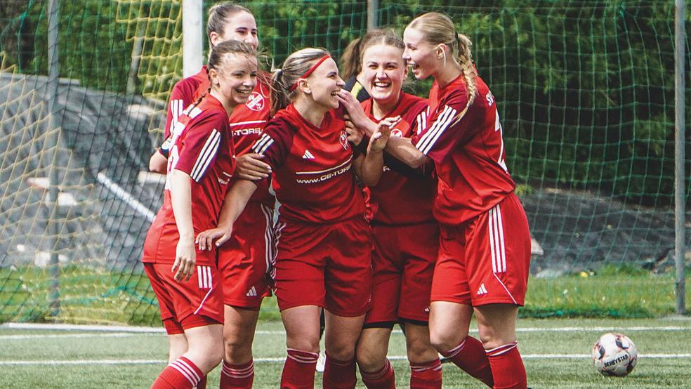 Mira von Höveling (Mitte) traf zum 1:3-Endstand, Frauke Schröder (von links), Laura Pruin, Marika Peil und Lena Amelsberg freuten sich mit ihr.  © Foto: privat