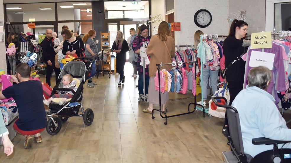 Viele Besucher kamen zur Kinderkleider- und Spielzeugbörse im Altenzentrum Rheiderland.  © Foto: privat