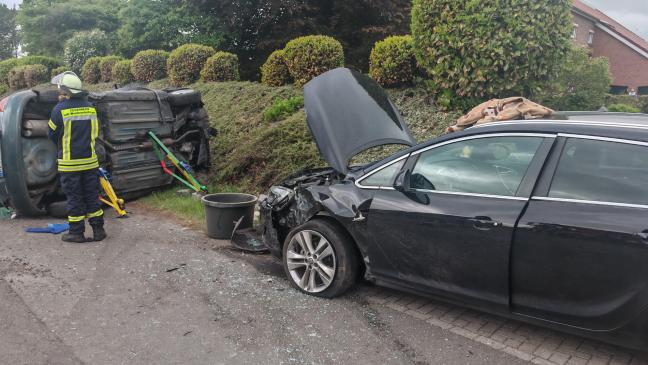 Auto kippt nach Unfall auf Seite