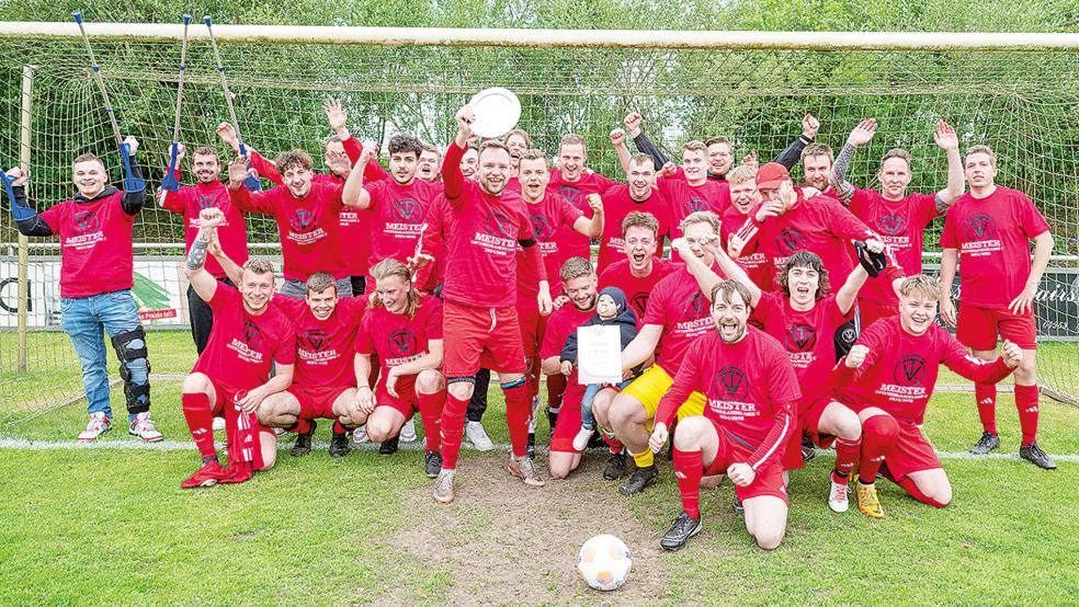 Bunde III feierte mit Meisterschafts-Shirts und eigens kreierter Schale am Sonnabend erst auf dem Platz, dann im Vereinsheim.  © Foto: Bruins