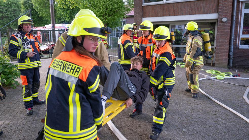 Die Trupps der Feuerwehr Diele-Stapelmoor-Vellage konnten insgesamt 32 "Verletzte" aus dem Gebäude retten. © Foto: Bruins