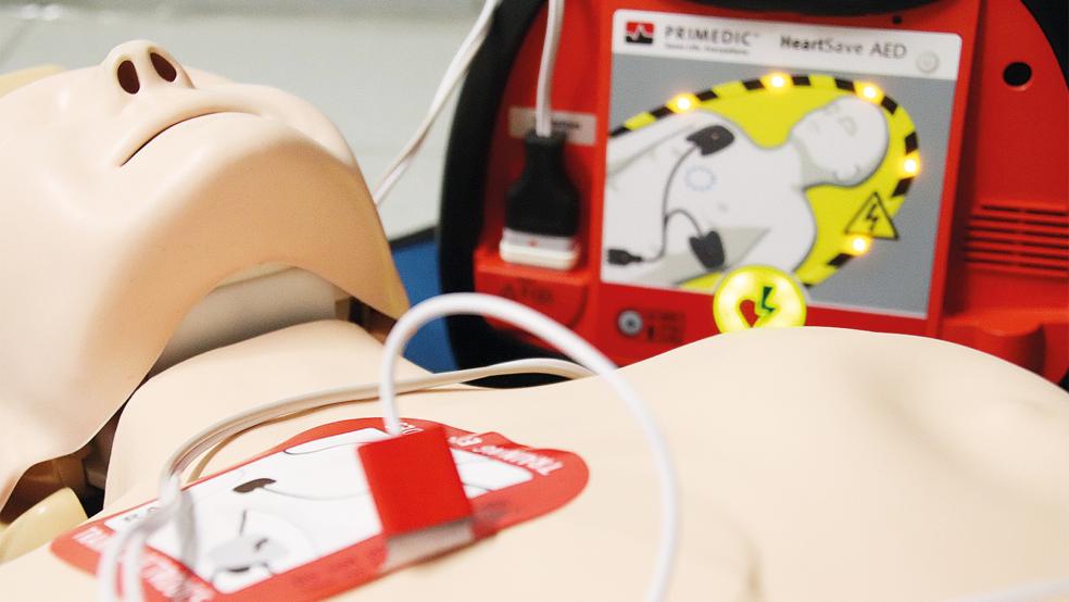 Der Umgang mit dem AED (Automatisierter Externer Defibrillator) gehört zu den Fertigkeiten, die im Rahmen von Erste Hilfe-Kursen vermittelt werden.  © Foto: pixabay