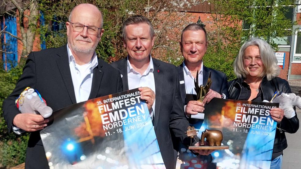 Freuen sich auf das Kurzfilmprogramm beim Filmfest Emden-Norderney: Edzard Wagenaar (Filmfest), Andreas Heinl (VGH), Jens Jann (Sparkasse Emden) und Birgit Momberger (Filmfest). © Foto: Filmfest