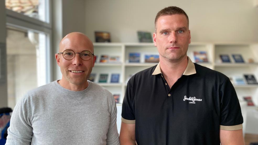 Felix Siemens (links) und Tammo Schmidt haben bei einem Badeunfall in Weener erfolgreich Erste Hilfe geleistet - und wünschen sich, dass mehr Menschen Kurse dafür absolvieren.  © Foto: Hanken