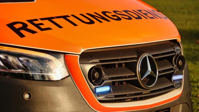 Rote Ampel übersehen: Zwei Menschen verletzt