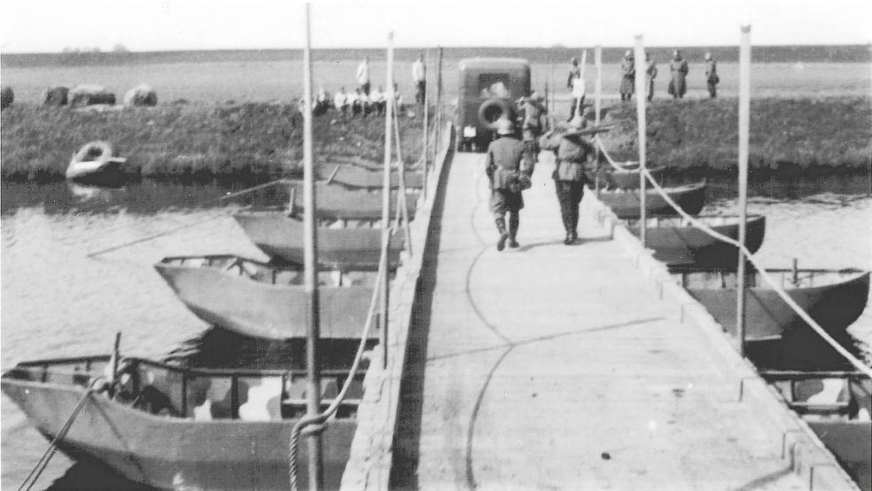 In Landschaftspolder errichtet die deutsche Wehrmacht im Mai 1940 eine Pontonbrücke über die Westerwoldsche Aa, um den Grenzfluss in die Niederlande zu überqueren.  © Foto: Sammlung Elisabeth de Boer