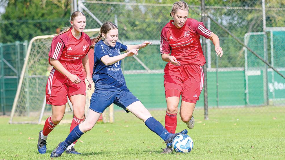 Der SV Frisia Brinkum (blaues Trikot) wird in dieser Saison um keinen Ball mehr kämpfen. Jemgum um Lissa Even (rechts) ist daher nun nicht mehr Tabellenführer.  © Foto: Bruins