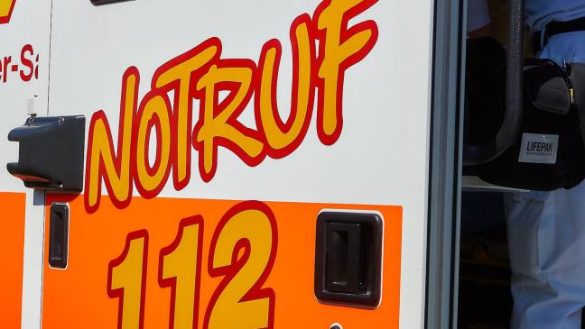 Motorradfahrerin von Auto erfasst und schwer verletzt