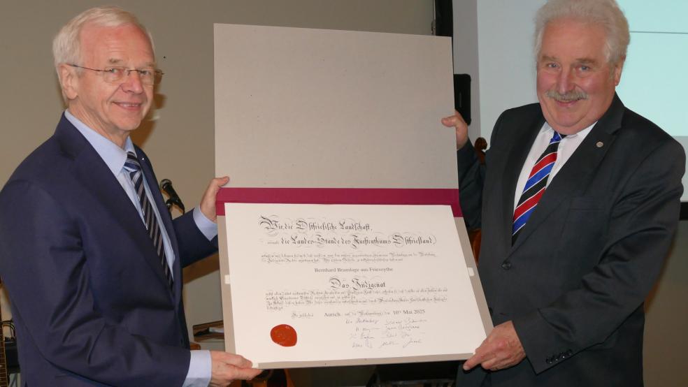 Mit dem Indigenat, der höchsten Auszeichnung der Ostfriesischen Landschaft für „auswärtige“ Bürgerinnen und Bürger, ehrte Landschaftspräsident Rico Mecklenburg (rechts) beim Oll' Mai in Bunderhee den ehemaligen Leeraner Landrat Bernhard Bramlage.  © Jürgens