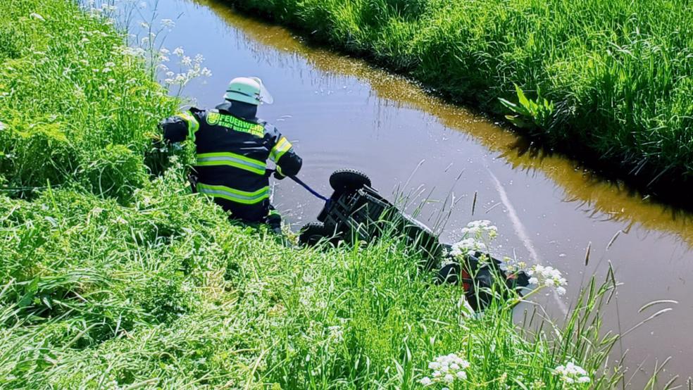 Die Feuerwehr musste den Elektro-Rollstuhl nach Rücksprache mit der Polizei nicht aus dem Graben holen. © Rand (Feuerwehr)