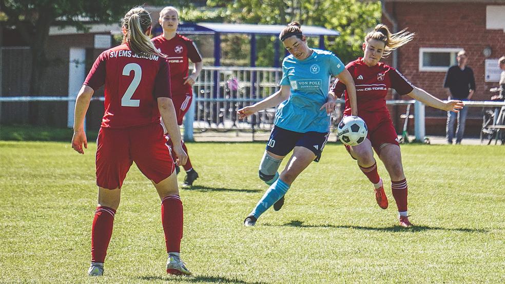 Gegen den TB Twixlum um Maike Davids (blaues Trikot) mussten die Jemgumerinnen um Neele Geyken (rechts) alles reinwerfen, um die drei Punkte mitzunehmen.  © Foto: privat