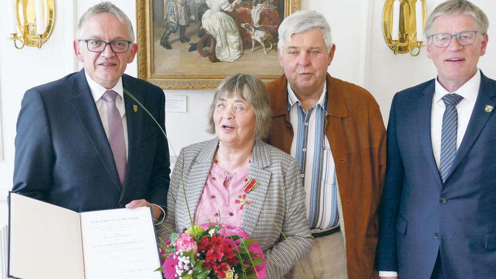 Brückenbauerin und Mutmacherin: Hannelore Folkerts an der Seite ihres Mannes Rieke nebst Landrat Olaf Meinen (links) und Bürgermeister Horst Feddermann (rechts).  © Foto: Jürgens