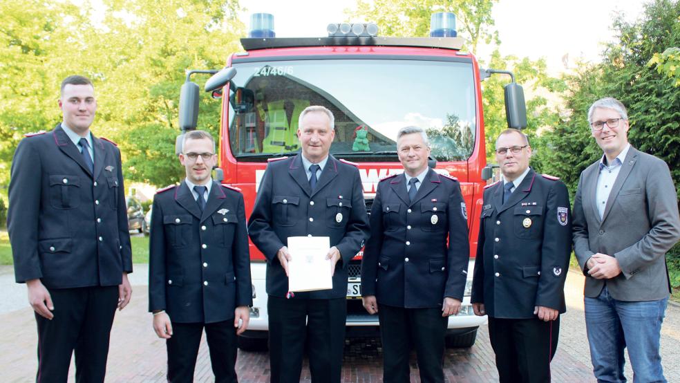 Nach der Auszeichnung (im Bild von links): Ortsbrandmeister Vincent Hassler, Ortsbrandmeister Nico Diddens, der ehemalige Ortsbrandmeister Wilhelm Heijen, der ehemalige stellvertretende Ortsbrandmeister Ingo Janssen, Stadtbrandmeister Jörg Fisser und Bürgermeister Heiko Abbas.  © Foto: Feuerwehr/Rand