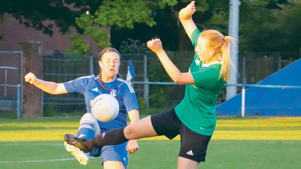 Lana Mensink (links) und die Sportfreunde Möhlenwarf mussten sich auch durch Lisa Groenevelds (rechts) Tor mit einem Remis gegen Leer 04/Bingum begnügen.  © Foto: Ammermann