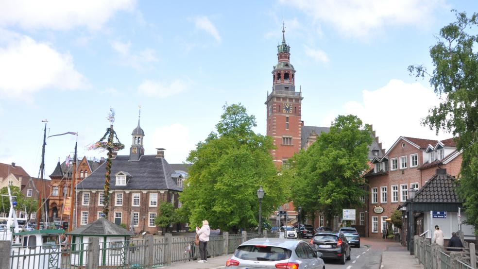 Die Rathausbrücke in Leer ist in keinem guten Zustand. Jetzt ordnete die Stadt Leer an, dass die Brücke mit nicht mehr als zehn Stundenkilometern befahren werden darf. © Wolters