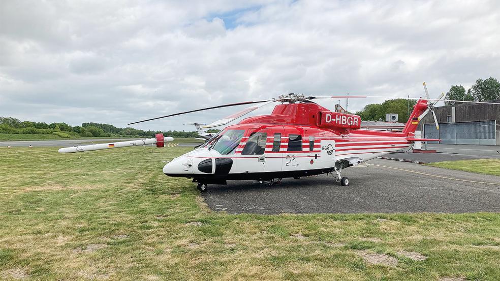 Vom Flugplatz Leer-Papenburg aus startet dieser BGR-Helikopter vom Typ Sikorsky S-768 mit einer zehn Meter langen Sonde zu Messflügen auch über das Rheiderland.  © Foto: Kuper