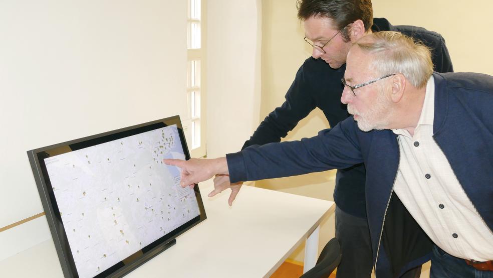 Zwangsarbeit war auch in Ostfriesland an der Tagesordnung: Heiko Kiser und Alwin de Buhr (rechts) haben mitgeholfen, alle bisher nachweisbaren Lager zu dokumentieren.  © Foto: Jürgens