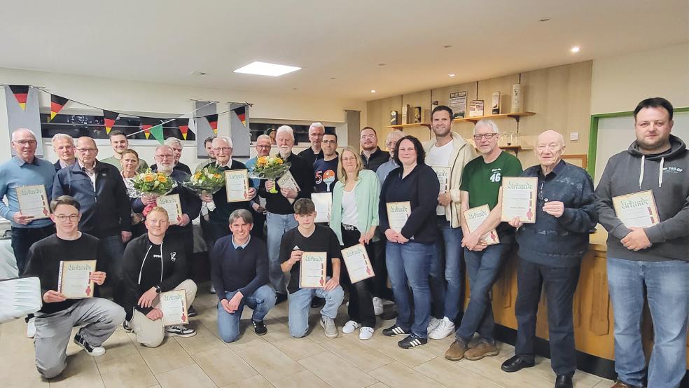 Das Gruppenfoto zeigt: Heinz-Dieter Hinrichs (hinten von links, 25 Jahre), Ansgar Loth (25), 1. Vorsitzender Herbert Waltemathe, Thorben Bross (15), Meike Holtkamp (25), Bernhard Rieks (50), Helmut Akkermann (25), Sven Waltemathe (25), Jakobus Roelfsema (70), Andreas Sinningen (40), Hendrik Hamer (50), Jürgen Siemens (40), Jan Klaaßen (40), Katrin Holtkamp (40), Hanno Bültena (15), Jürgen Smolka (15), Marion Siemens (40), Andreas Harders (40), Erhard Buntjer (40), Jürgen Hansen (40), Björn Schubert (40) sowie vorne Joost Loger (15), Marco Freese (15), Kassenwart Micha Gerke und Süntke Holtkamp (15).  © Foto: privat