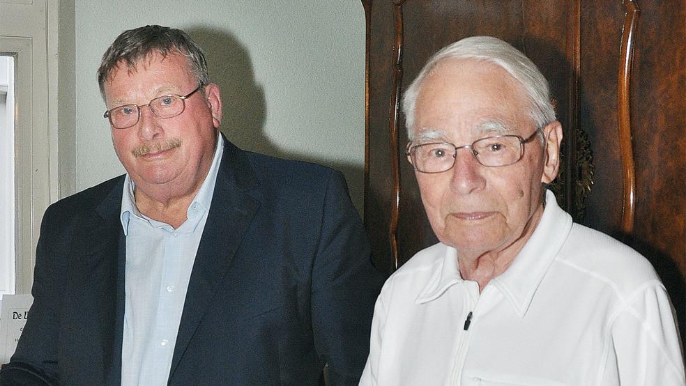 Günter Prahm starb nun im Alter von 93 Jahren. Links im Bild Dieter Schröer, der im August 2021 sein Nachfolger an der Spitze des "Schipper Klottje" wurde. © Archivfoto: Wolters