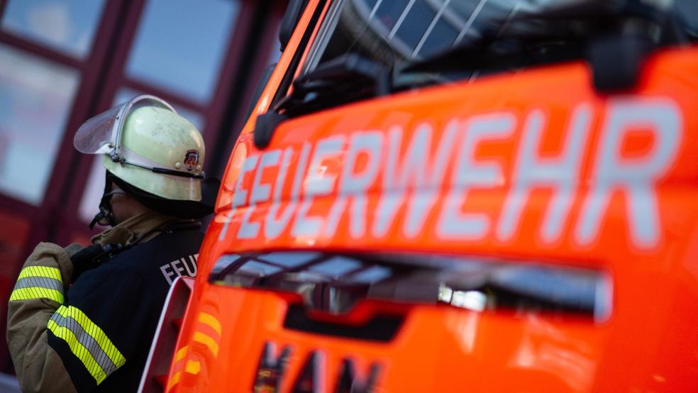 Die Feuerwehr Obenende war mit fünf Fahrzeugen und rund 30 Einsatzkräften vor Ort. © Murat (dpa/Symbolfoto)