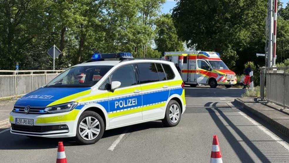 Der lebensgefährliche verletzte Motorradfahrer wurde nach einer Erstversorgung am Unfallort mit einem Rettungshubschrauber in eine Klinik geflogen. © Hellmers