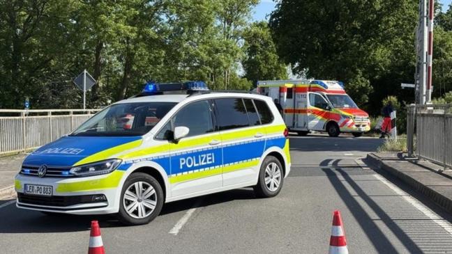 Biker von Auto erfasst und lebensbedrohlich verletzt