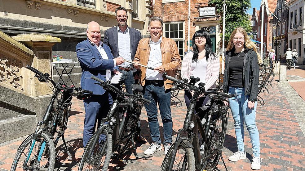Staffelübergabe in Leer (von links): Bürgermeister Claus-Peter Horst, Stadtbaurat Jens Lüning, Uwe Sap (Gemeinde Bunde), Koordinatorin Cindy Grätz und Wiebke Tülp (Bunde).  © Foto: Stadt Leert