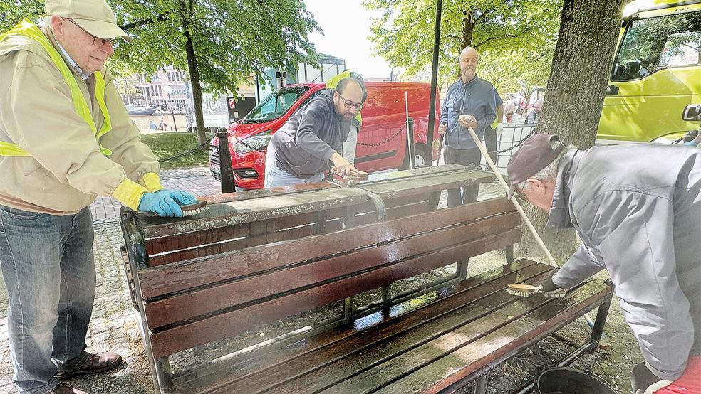 Die Rotarier schrubbten insgesamt 25 Sitzbänke in Leer.  © Foto: privat