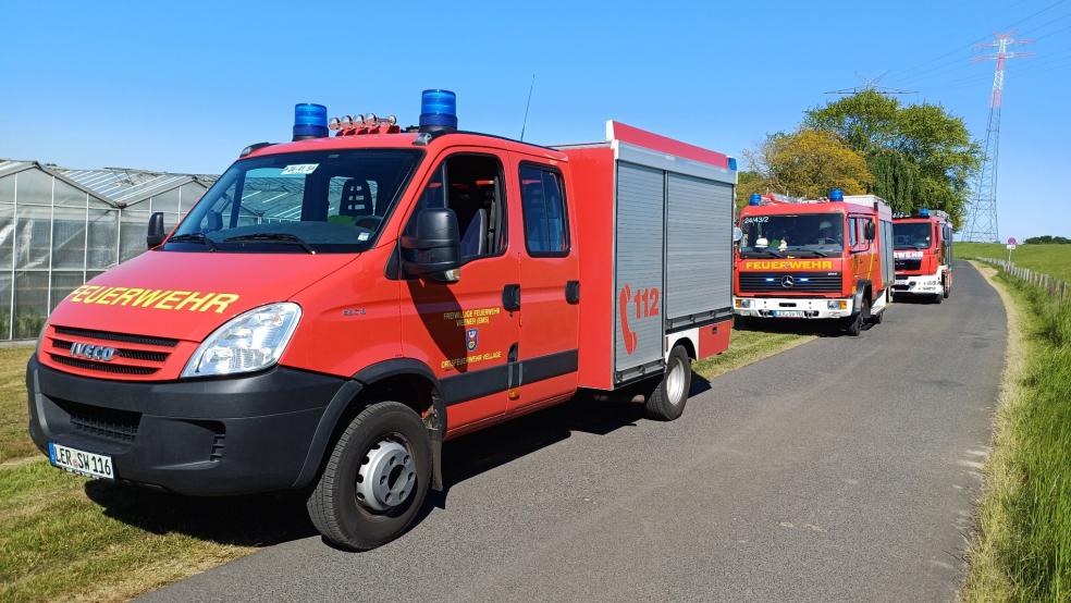 Die Feuerwehren aus Stapelmoor, Diele und Vellage waren heute in der Gärtnereisiedlung in Halte im Einsatz. © Feuerwehr/Rand