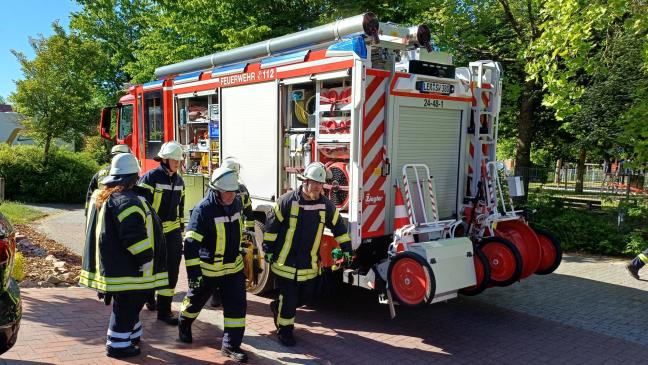 Junge klemmt sich Fuß in Fußballtor ein - Feuerwehr befreit ihn