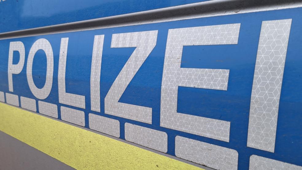 Wer den Unfall beobachtet hat oder wem ein grüner VW-Transporter mit einem beschädigten Außenspiegel aufgefallen ist, wird um Kontaktaufnahme mit der Polizei gebeten. © Szyska