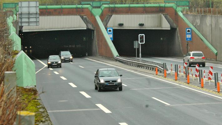 Emstunnel wegen Lkw-Bergung gesperrt