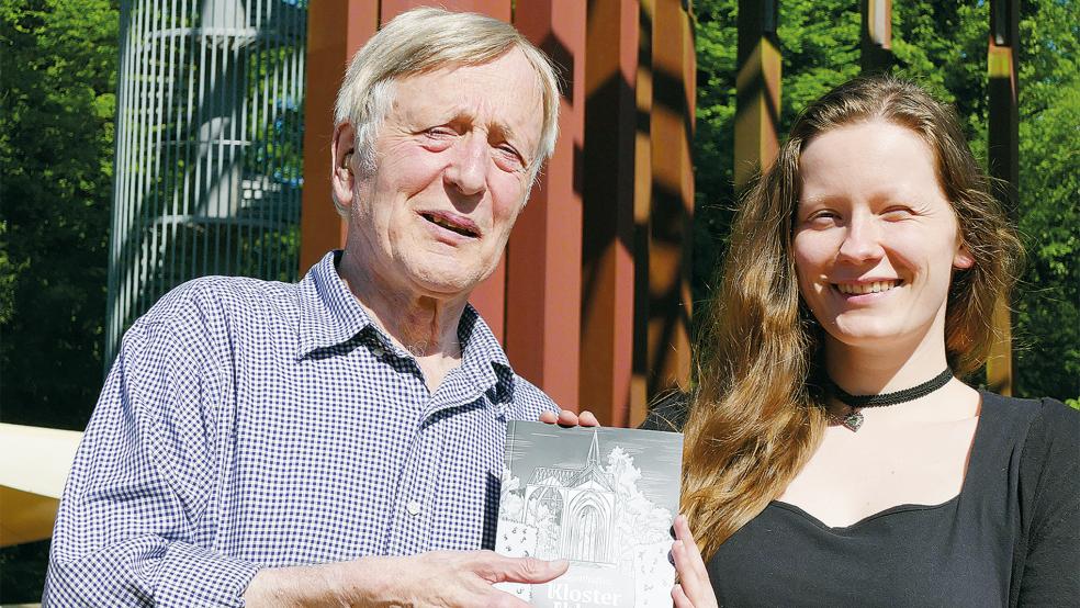Sagensammler Bernhard Buttjer und Illustratorin Deike Bürdigam.  © Foto: Jürgens