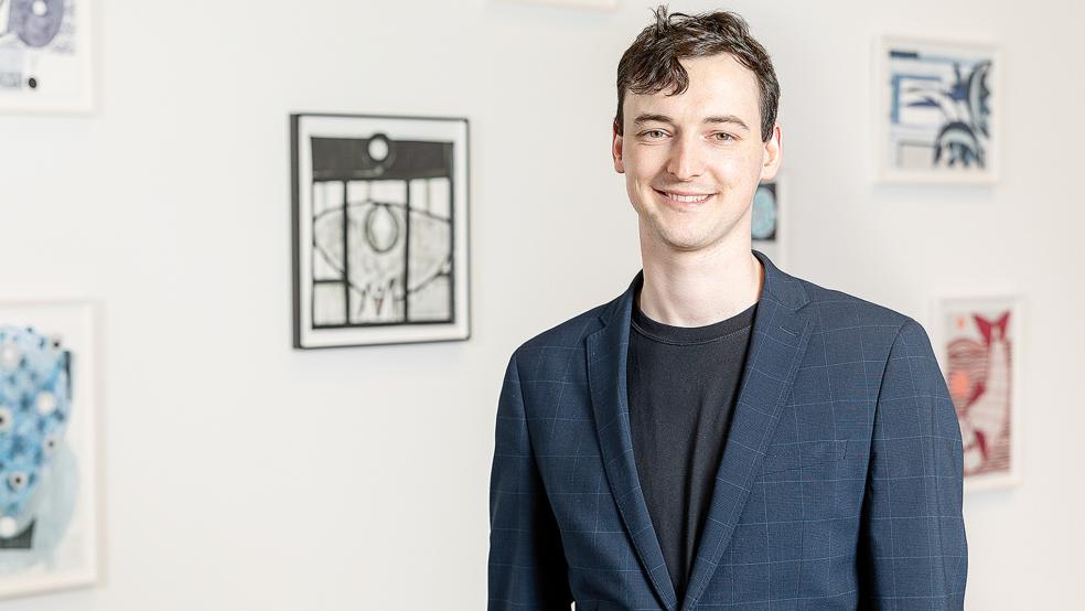 Volontär Adrian Mauser vor Werken des US-Künstlers Austin Eddy in der Kunsthalle Emden.  © Foto: Kunsthalle