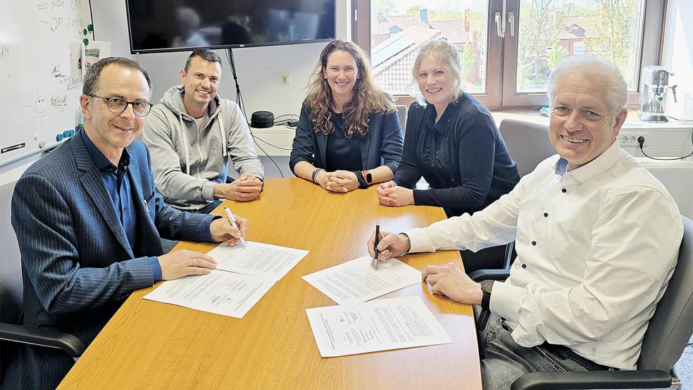 Sie besiegelten ihre Partnerschaft (von links): Erich Eckardt, Personalleiter Wind Multiplikator, Felix Schrader (HR Business Partner), Katrin Stern, Leiterin des Wissens- und Technologietransfers an der Hochschule Emden/Leer, Juliane Müller, Leiterin des Transferzentrums für Nachhaltige Mobilität, und Vizepräsident Manfred Nessen.  © Foto: Hochschule