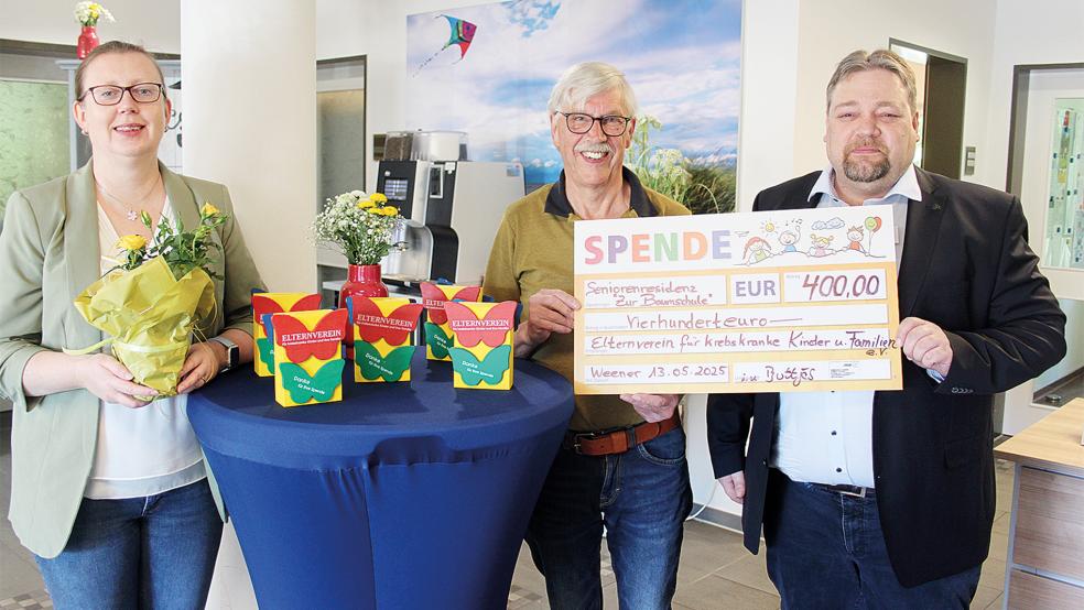 Eine Spende in Höhe von 400 Euro gaben Mandy Oferta (Pflegedienstleitung Seniorenresidenz »Zur Baumschule«) und Tim-Oliver Buttjes (rechts) an Dieter Seemann vom »Elternverein für krebskranke Kinder und ihre Familien in Ostfriesland und Umgebung«.  © Foto: Busemann