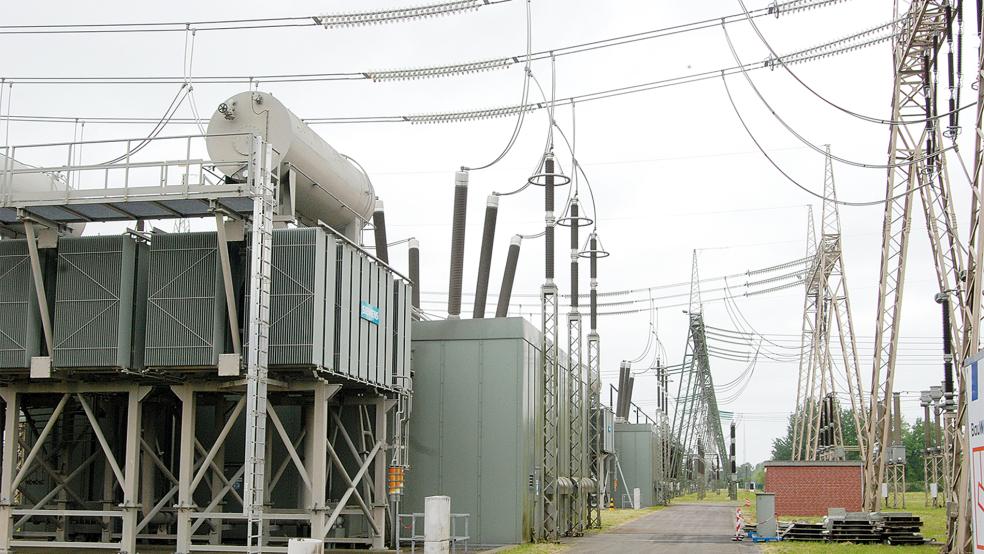 Das Umspannwerk in Diele wurde 1988 gebaut, danach immer wieder technisch angepasst und erweitert. Allerdings hat die gesamte Anlage jetzt ihr technisches Lebensalter erreicht und soll durch einen Neubau ersetzt werden.  © Foto: Hoegen