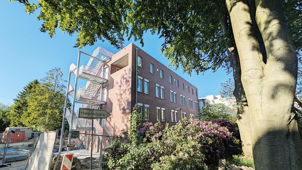 Die Bauarbeiten am neuen Trakt des Krankenhauses Rheiderland an der Neuen Straße in Weener befinden sich auf der Zielgeraden.  © Foto: Szyska