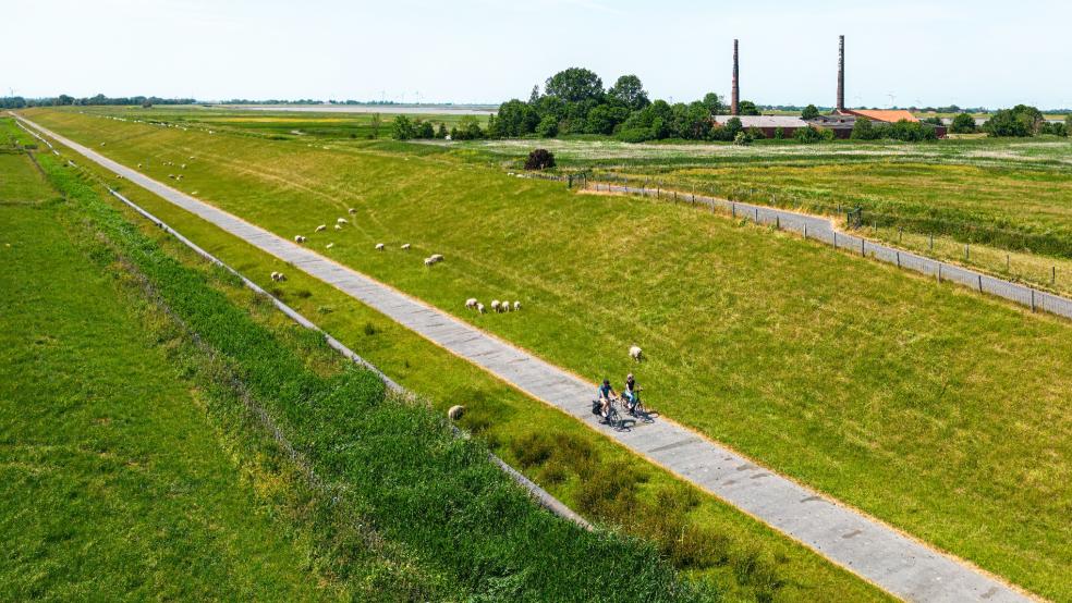 Das Radfahren am Emsdeich - wie hier in Höhe des Ziegeleimuseums in Midlum - soll komfortabler werden. © Ostfriesland.travel / Anna Meurer