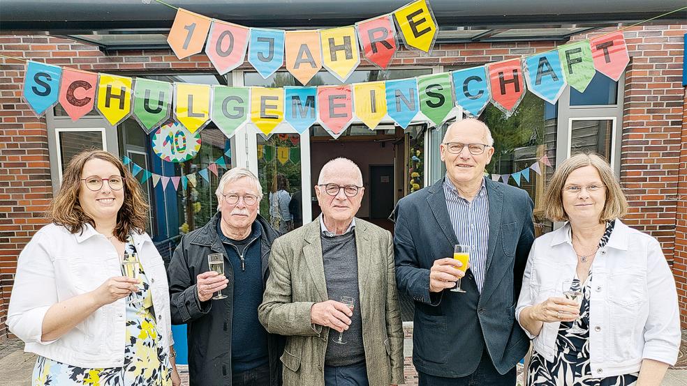 Sie stießen gestern auf das zehnjährige Bestehen der Schulpartnerschaft an (von links): Schulleiterin Tabea Simon, der ehemalige stellvertretende Schulleiter Otto Billker und der stellvertretende Vorstandsvorsitzende Dr. Michael Finke vom Lern- und Förderzentrum am Deich (LFZ) mit dem ehemaligen Grundschulleiter Gerrit Wille und seiner Nachfolgerin Marion de Buhr.  © Foto: Szyska